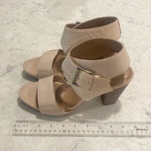 Clarks Artisan women’s beige heels size 9 1/2